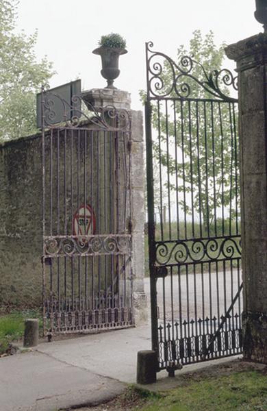 Grille d'entrée en fer forgé.