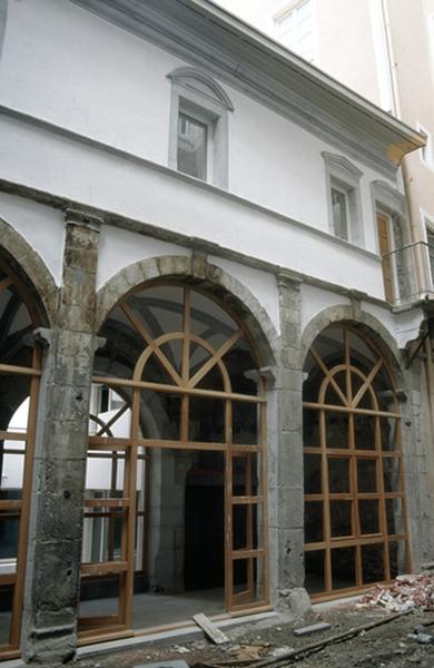 Façade sur cour, arcades.