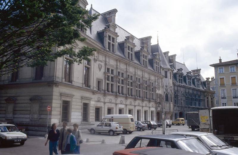 Façade Sud, place Saint-André.