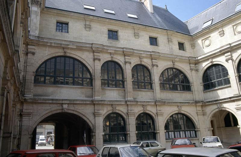 Passage vers la place Saint-André, cour Ouest (Cour d'appel).