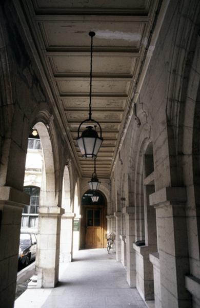 Cour Ouest, passage vers la place Saint-André.