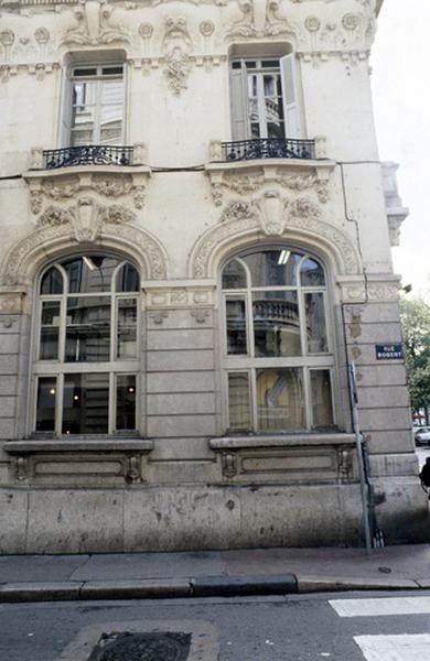 Façade latérale, sur rue.