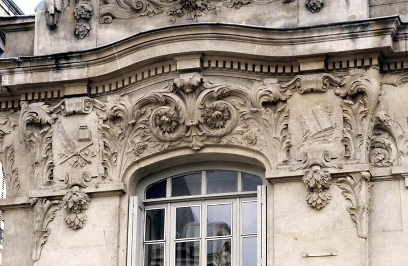 Détail façade, linteau historié.