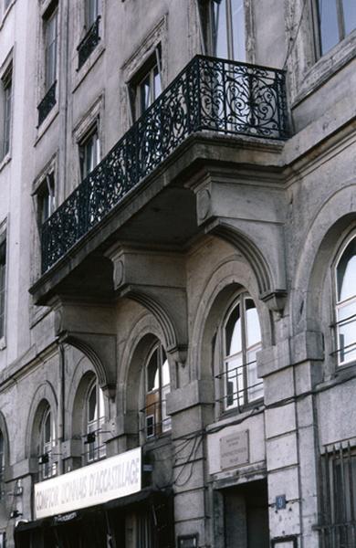 Façade principale, sur rue, balcon.