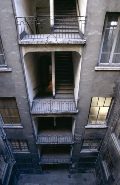 Cour intérieure, cage d'escalier.