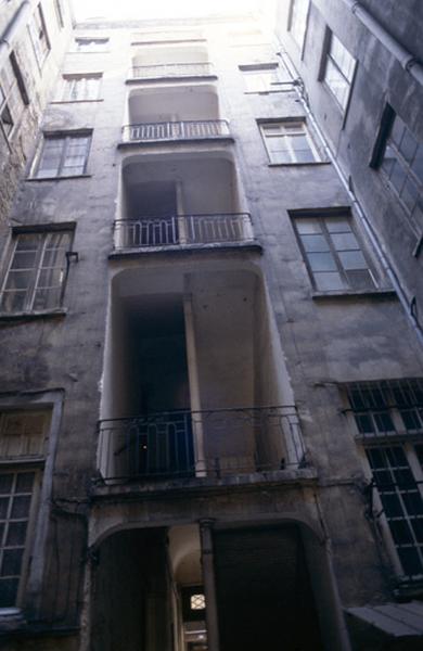 Cour intérieure, cage d'escalier.