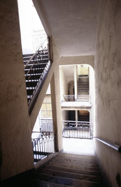 Cage d'escalier.