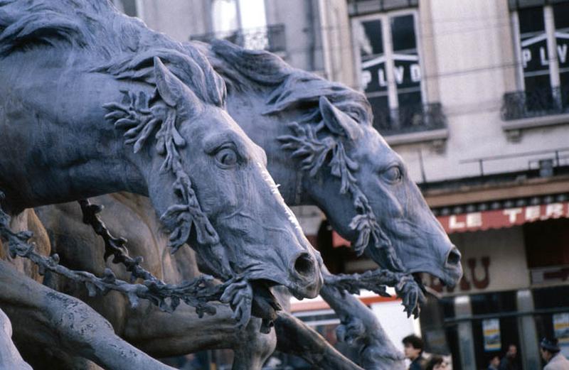 Détail fontaine, quadrige, chevaux.