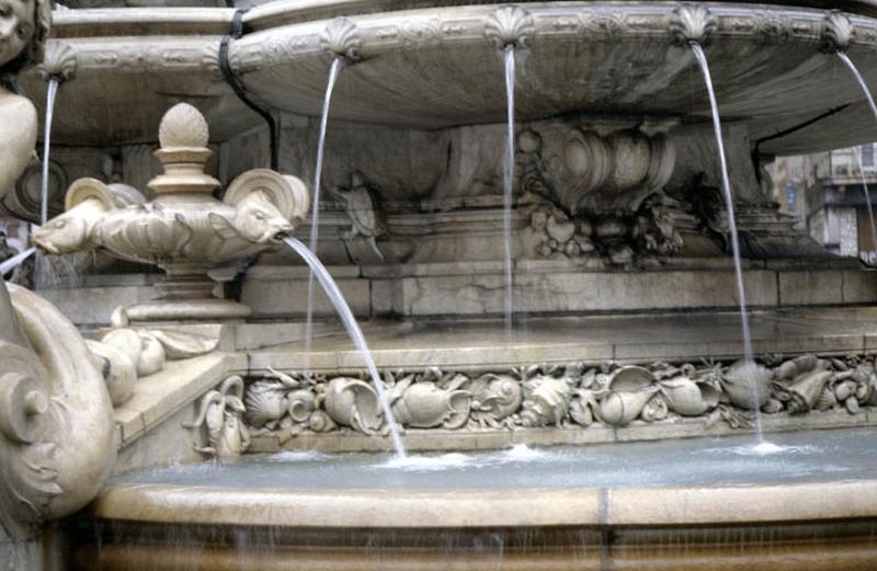 Fontaine, bassin de récupération.