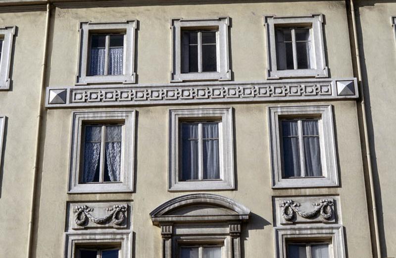 Façade principale, élévation, fenêtres et bas-reliefs.