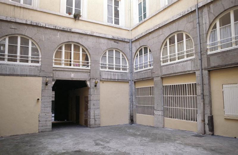 Cour intérieure.