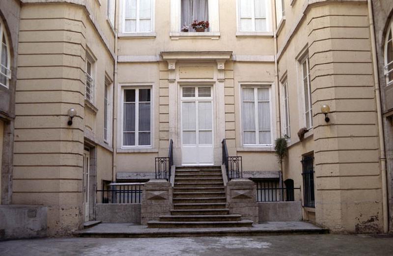 Cour intérieure, escalier d'accès.