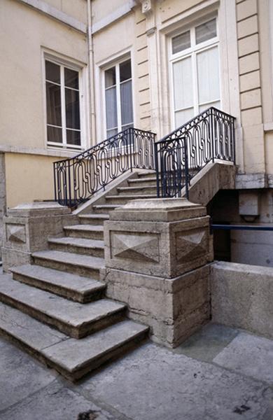 Cour intérieure, escalier d'accès.