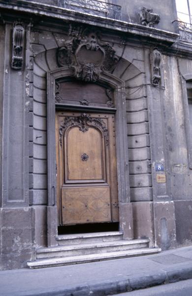 Porte d'entrée.