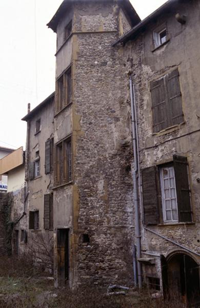 Façade sur cour, tour-cage d'escalier.