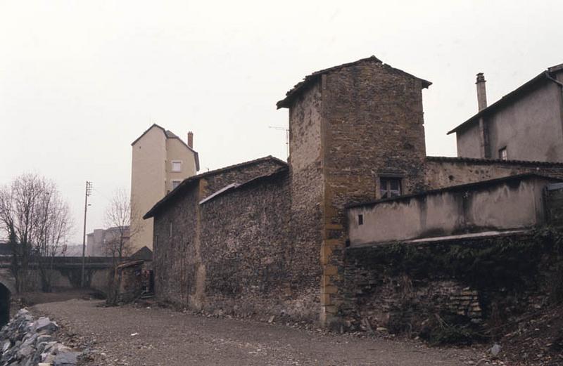 Vue extérieure, mur de clôture.