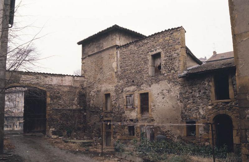 Communs sur cour et porche d'entrée.