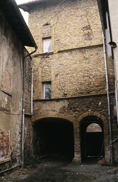 Communs, façade sur cour.