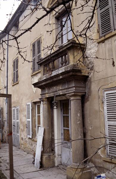 Corps de logis principal, entrée sur cour.