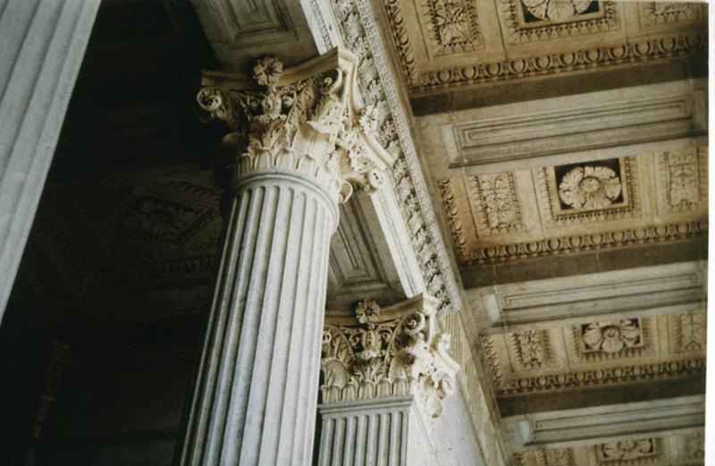 Colonnes cannelées, chapiteaux corinthiens et plafond en caissons.