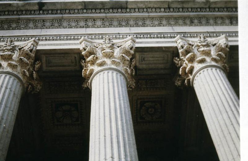 Architrave, frise, colonnes cannelées et chapiteaux corinthiens.