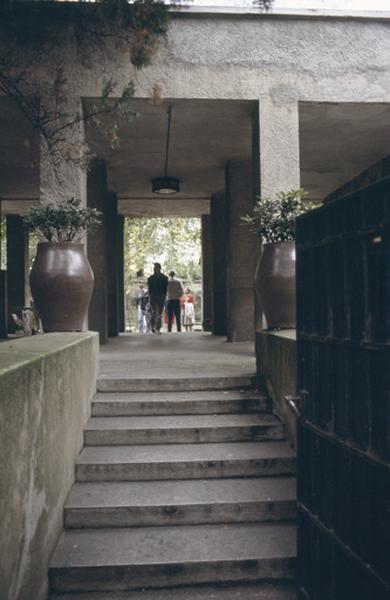 Entrée de la terrasse, escalier.