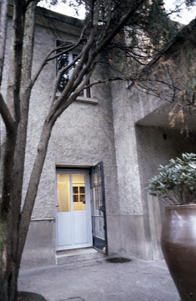 Terrasse et entrée habitation.