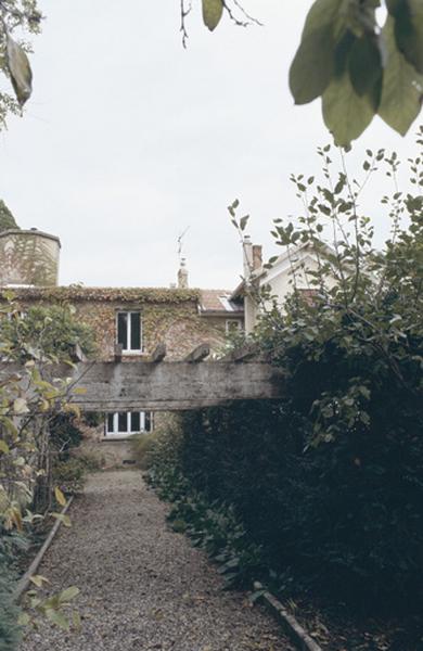 Façade sur jardin et pergola.