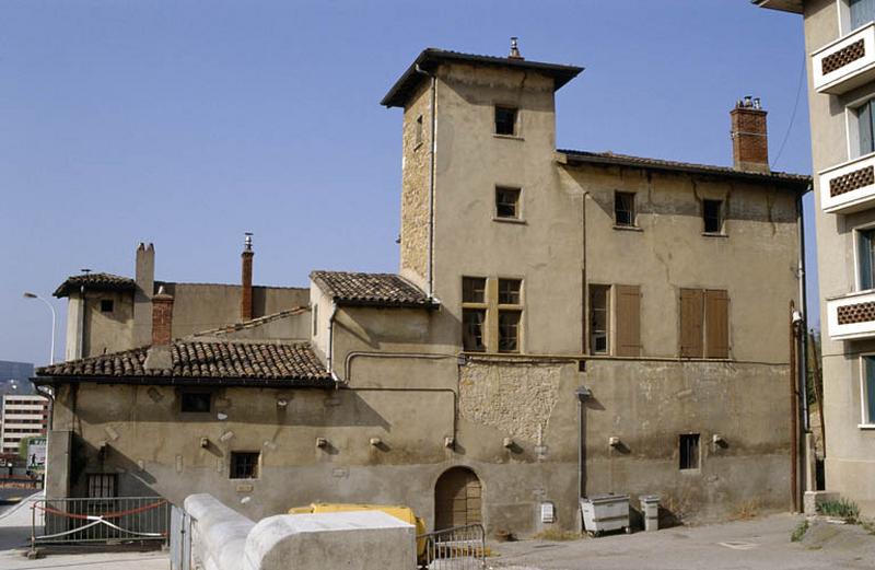 Façade latérale droite, sur cour.