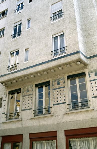 Façade sur rue, bow-window et décors peints.