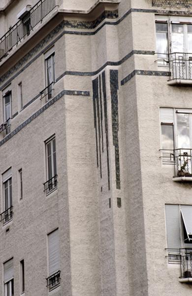 Façade sur la place, décors peints.