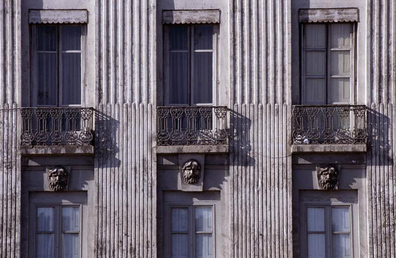 Détail façade Est ; pilastres, balustrades en fer et bas-reliefs.