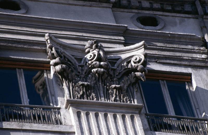 Façade Est, pilastres et chapiteaux corinthiens.