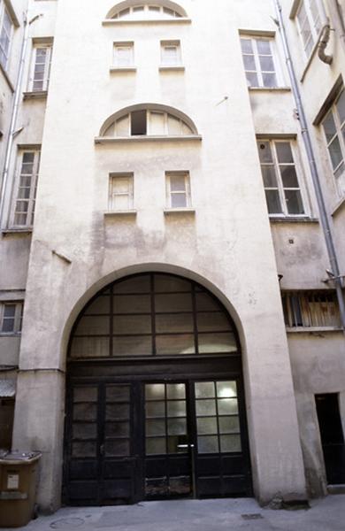 Cour intérieure, entrée.