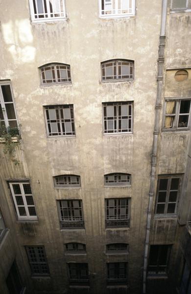 Elévation façade sur cour, fenêtres et vitraux colorés.