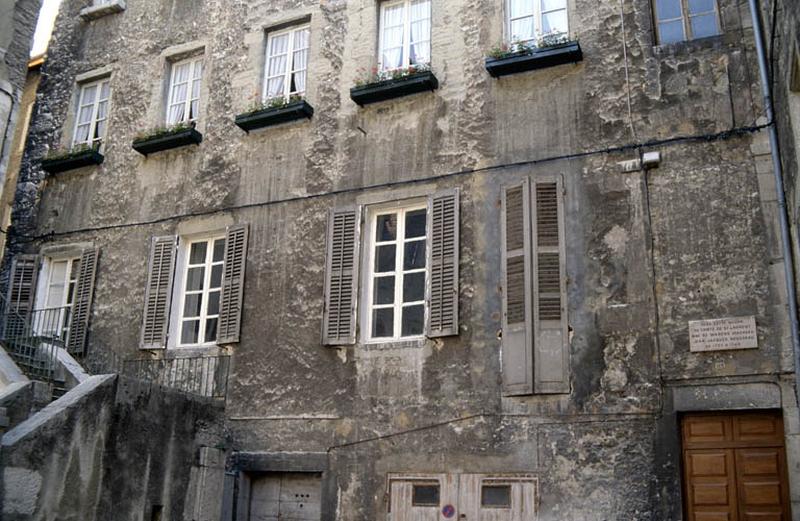 Détail façade sur rue, fenêtres.