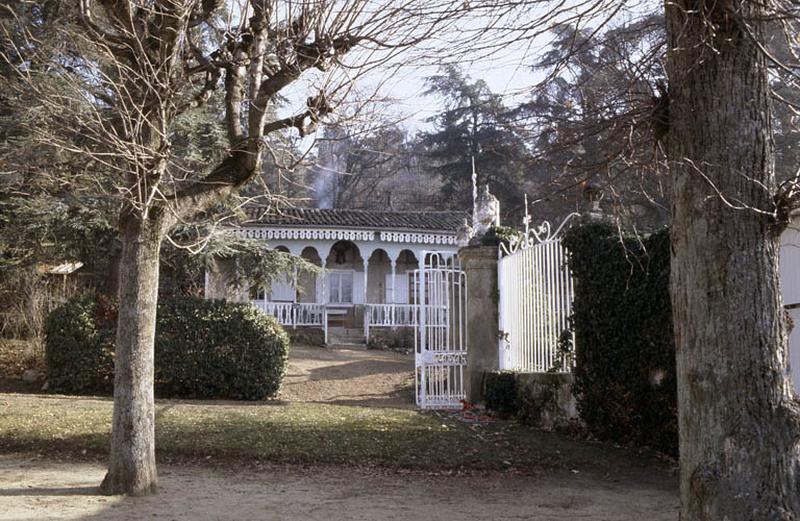 Grille d'entrée et pavillon.