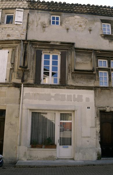 Façade sur rue, numéro 2.