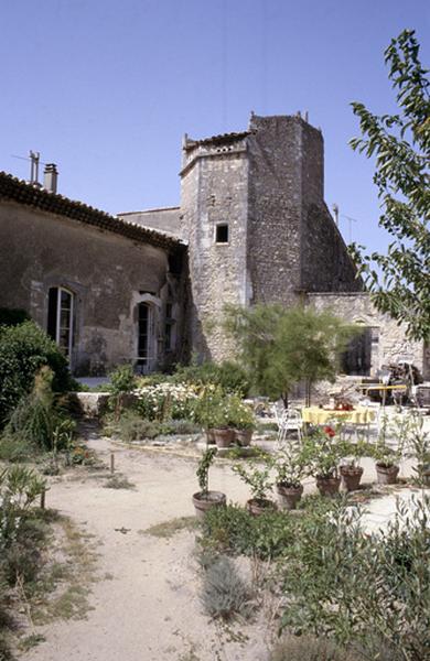 Façade sur cour avec tour.