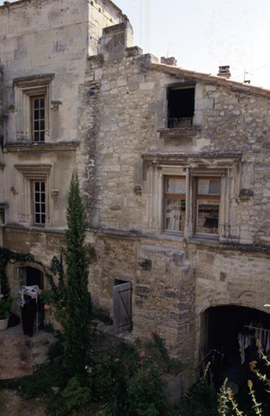 Détail façade sur cour, fenêtres.