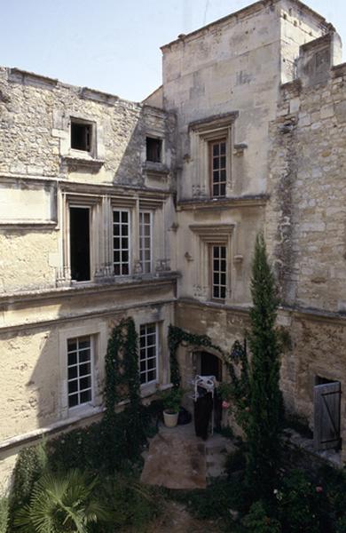 Détail façade sur cour, fenêtres.