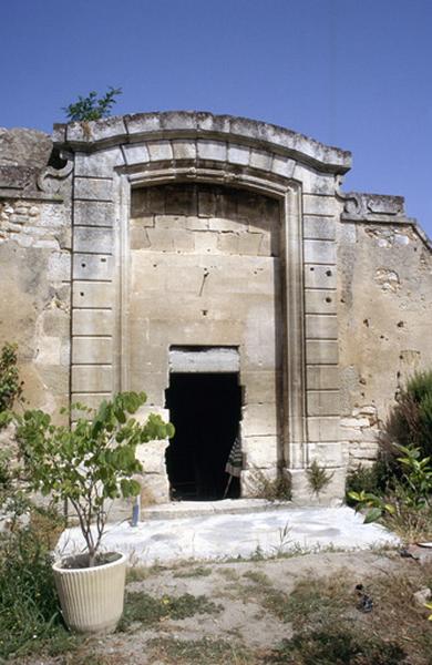 Dépendances, sur cour, porte d'accès.