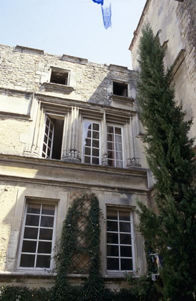 Détails façades sur cour, fenêtres.