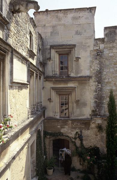 Angle façade sur cour.