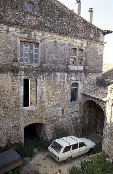 Dépendances, façades sur cour.