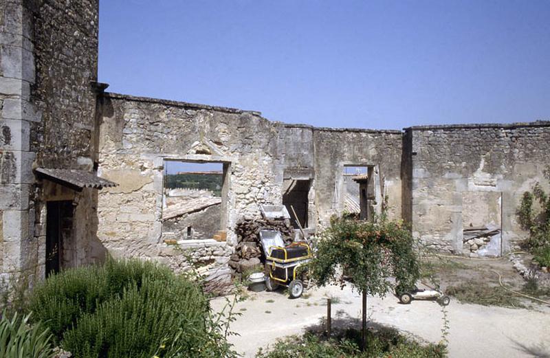 Dépendances sur cour, vestiges de murs.