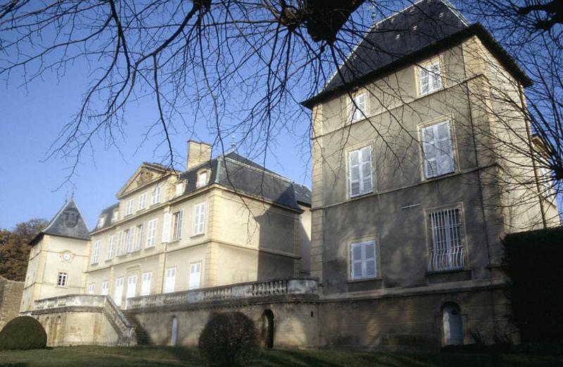 Corps de logis principal, façade sur jardins.