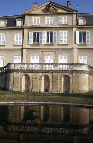 Corps de logis principal, détails de la façade sur jardin, entrée avec fronton historié.