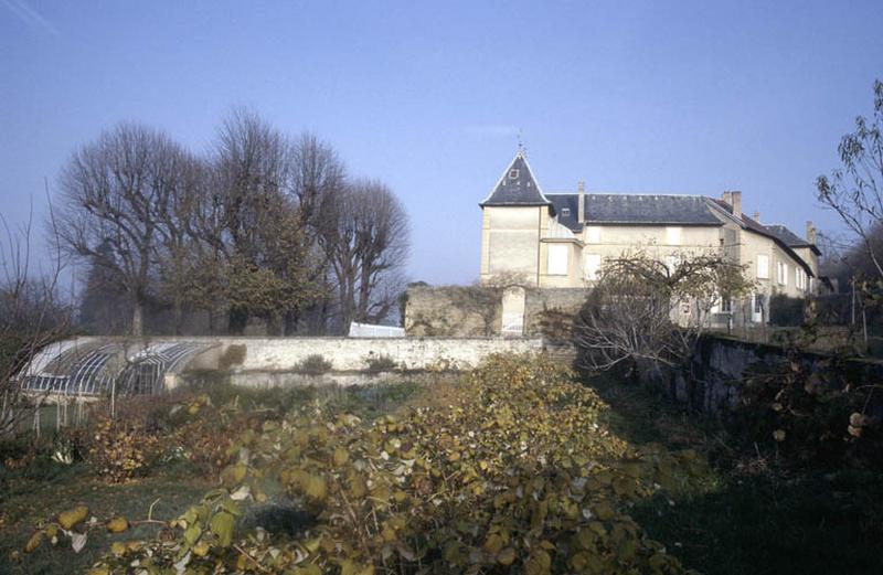 Vue d'ensemble, château et jardins.