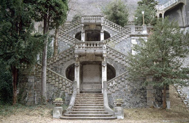 Escalier à double volées.